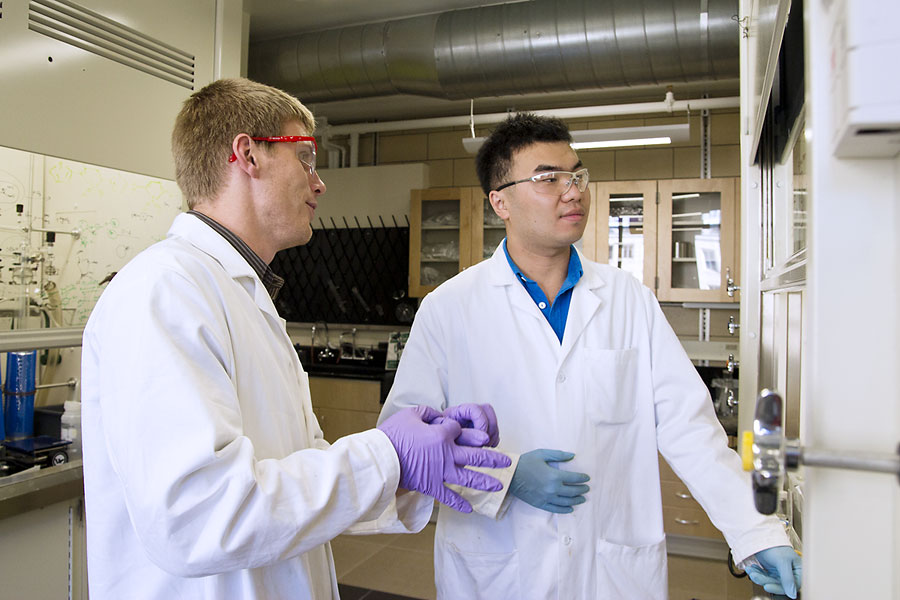 Kevin Noonan and Yunyan Qiu in laboratory
