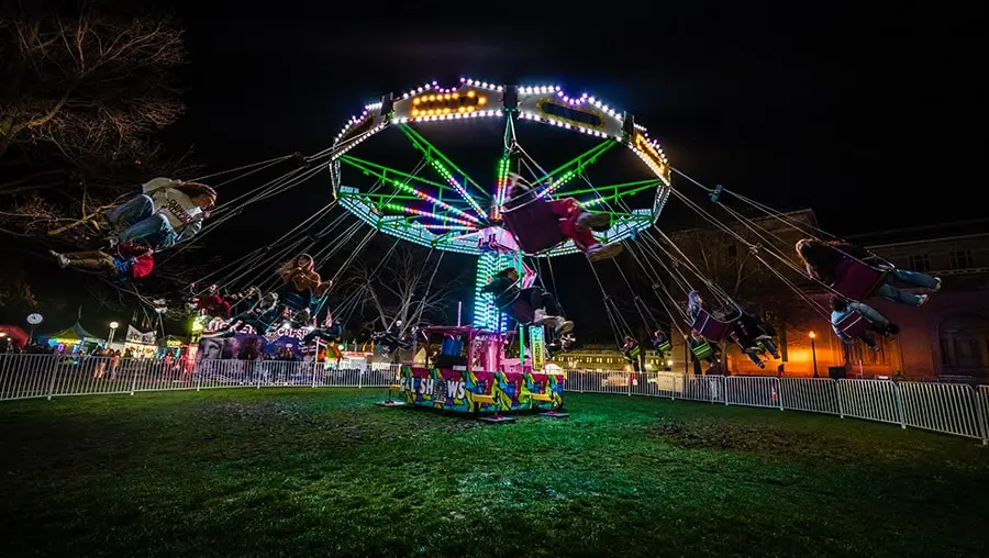 spring-carnival-midway-ride-night-900x600-min.jpg