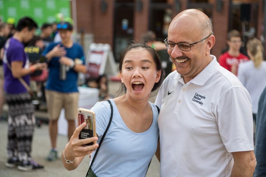 Image of a student taking a selfie with President Jahanian