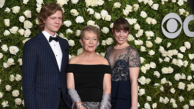 Image of Rachel Harry with her children