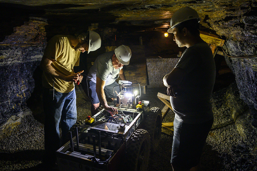 robotics-team-prepares-subterranean-challenge-900x600.jpg