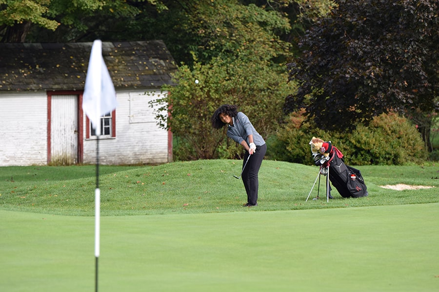image of Lavonca Davis playing golf for CMU