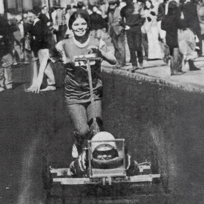 700sq_women-in-buggy_ua-25-005.gif