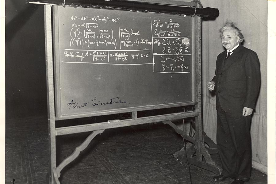 einstein-closeup-900x600.jpg