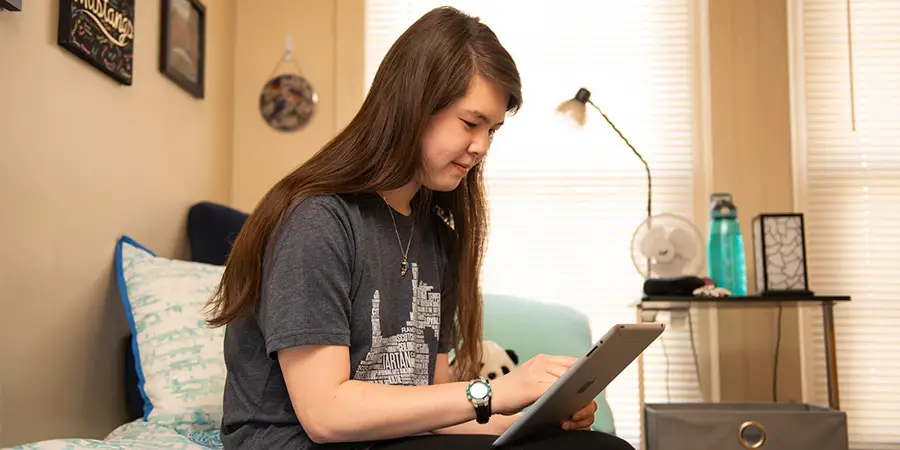 Student playing on iPad.