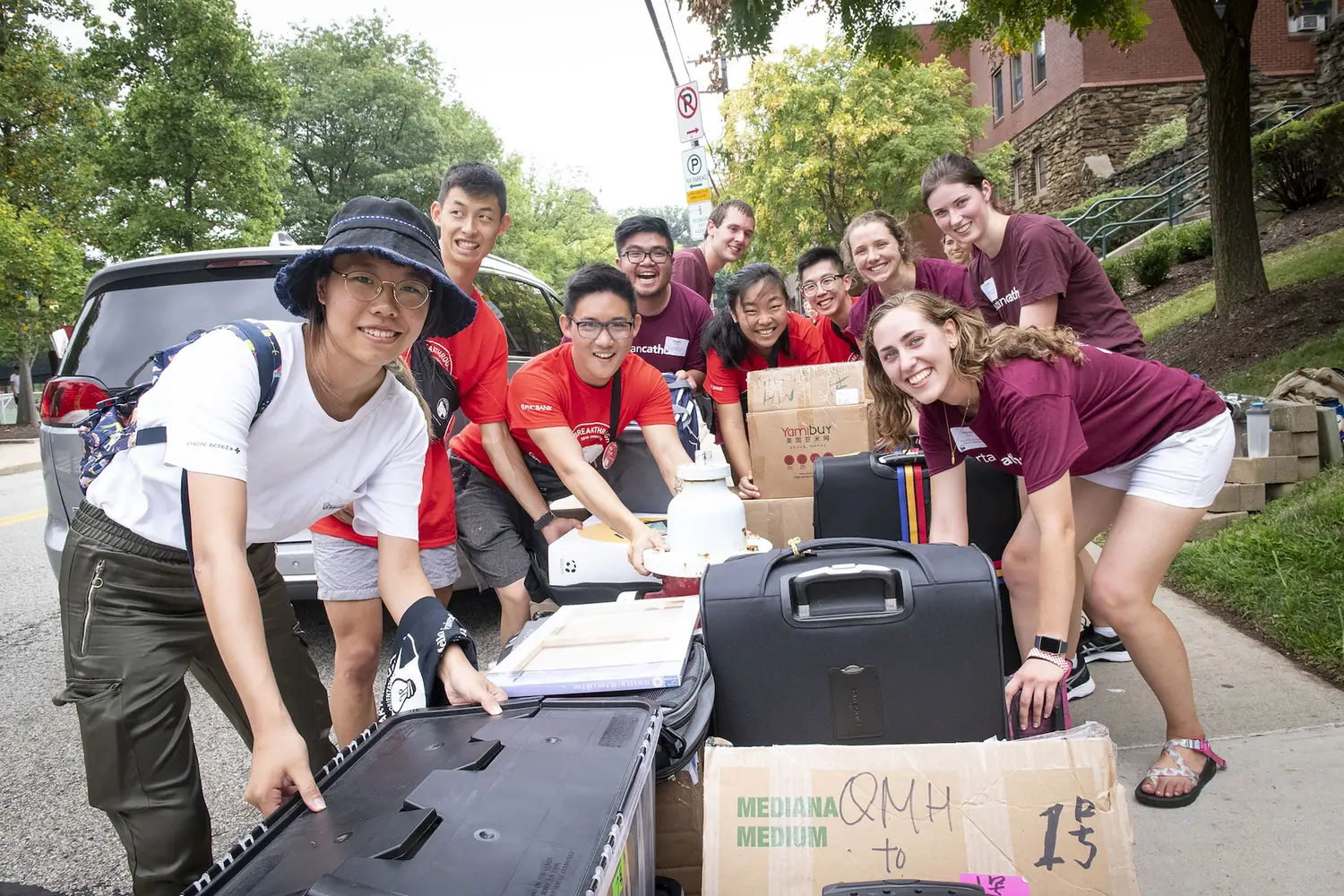 CMU students assisting with Move In