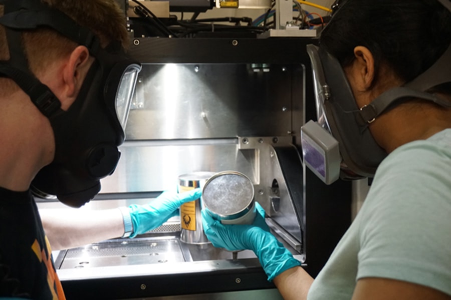 photo of students working in an engineering lab