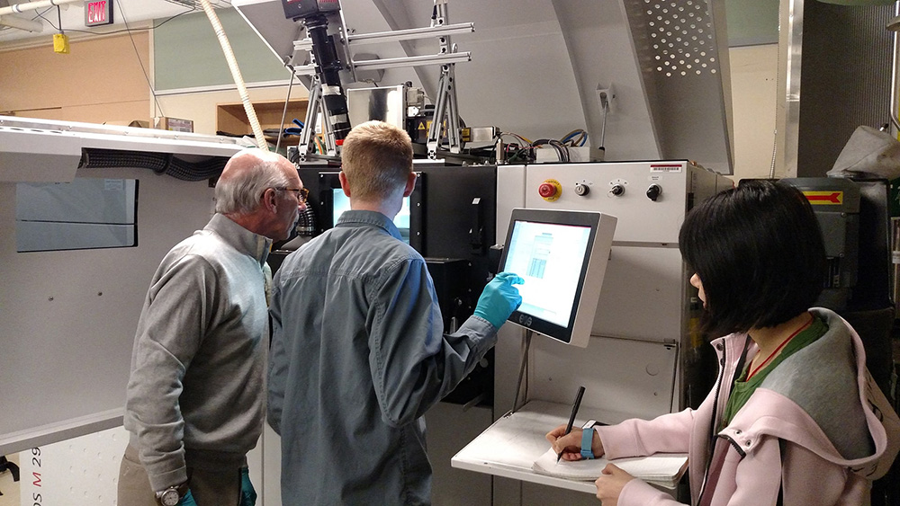 David Coulter watches students working in the Additive Manufacturing Lab