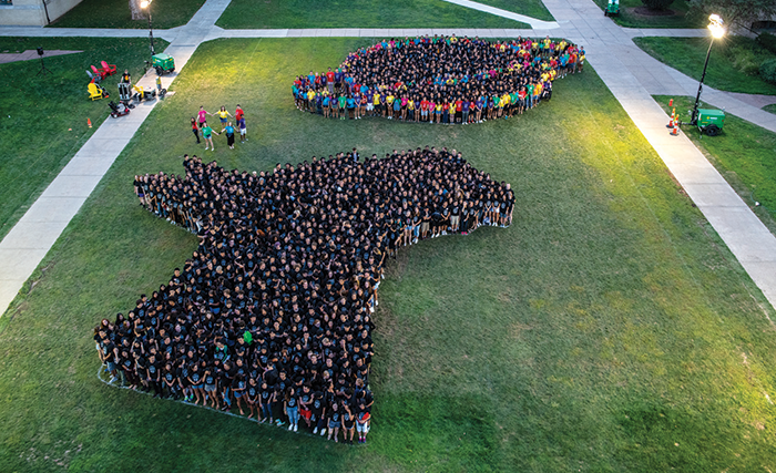 First-year students created a class photo reflecting the orientation theme, “Dare to Discover.”