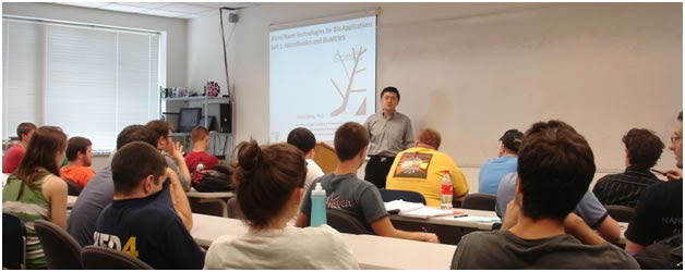 Dr. Zheng gives a half day lecture on micro/nanotechnology for biomedical applications and demonstrated some devices from his previous research.
