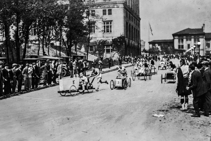 A photo of a buggy race in 1920