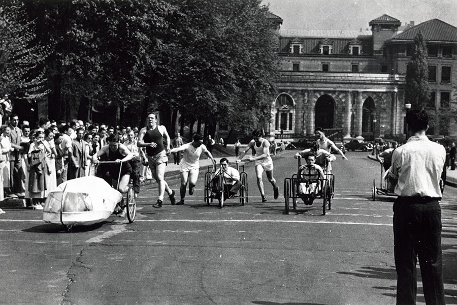 A photo of a buggy race in 1920.