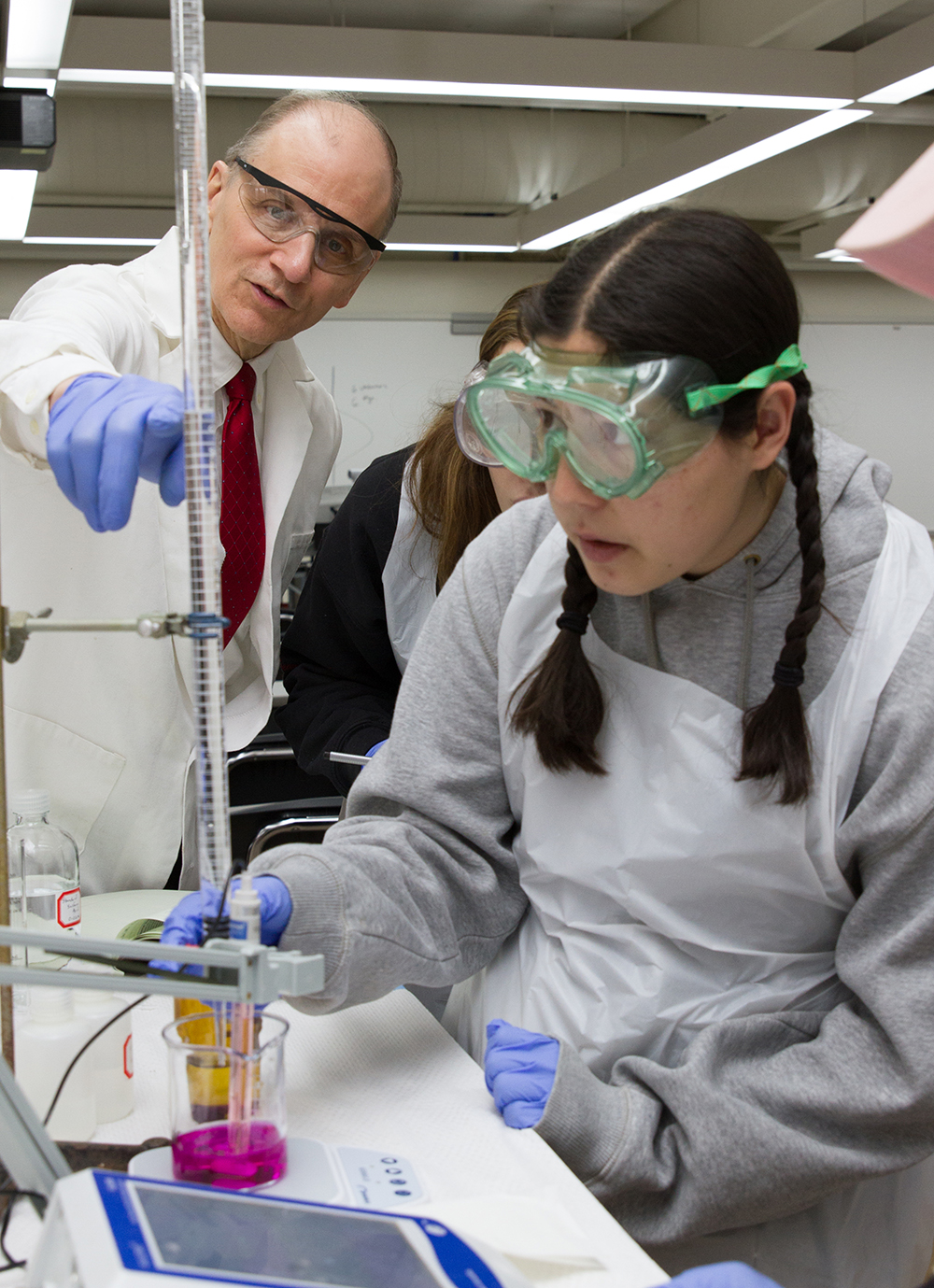 Professor Dave Dzombak instructs students conducting a lab experiment in Environmental Engineering Lab