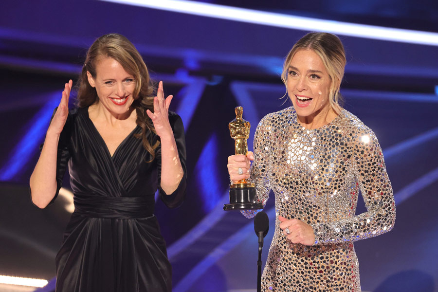 Sian Heder accepting her Oscar.