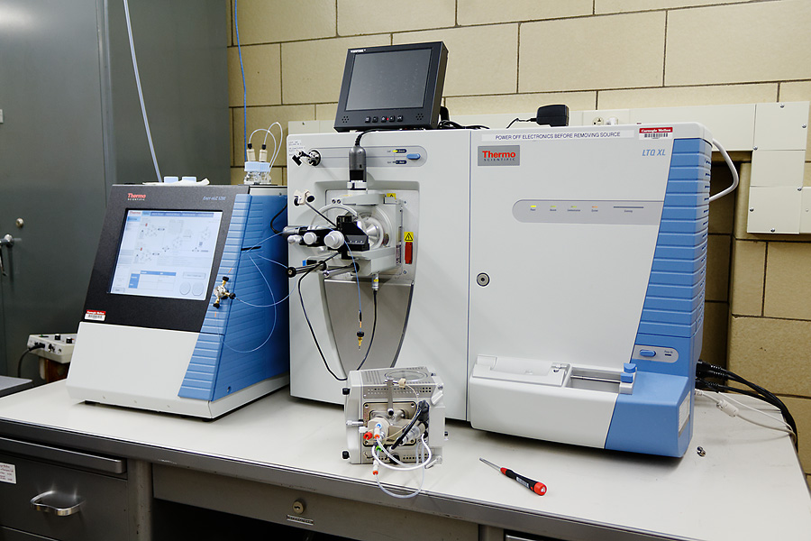 Linear Ion Trap Mass Spectrometer and Nanoflow Liquid Chromatograph