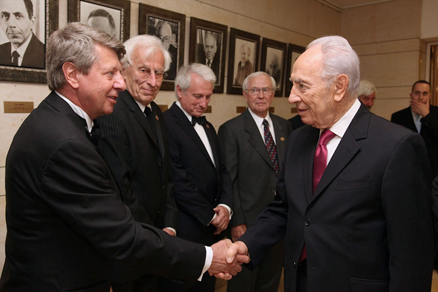 Krzysztof Matyjaszewski with Shimon Peres at the 2011 Wolf Prize ceremony
