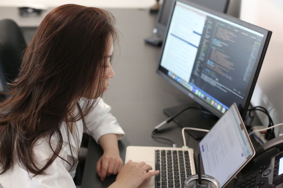 Yifan Luo works on her MITS capstone project exploring how large language models (LLMs) transform education
