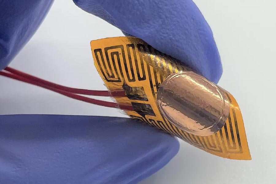 Image of two thin copper films with a graphene-coated copper nanowire array sandwiched between them.