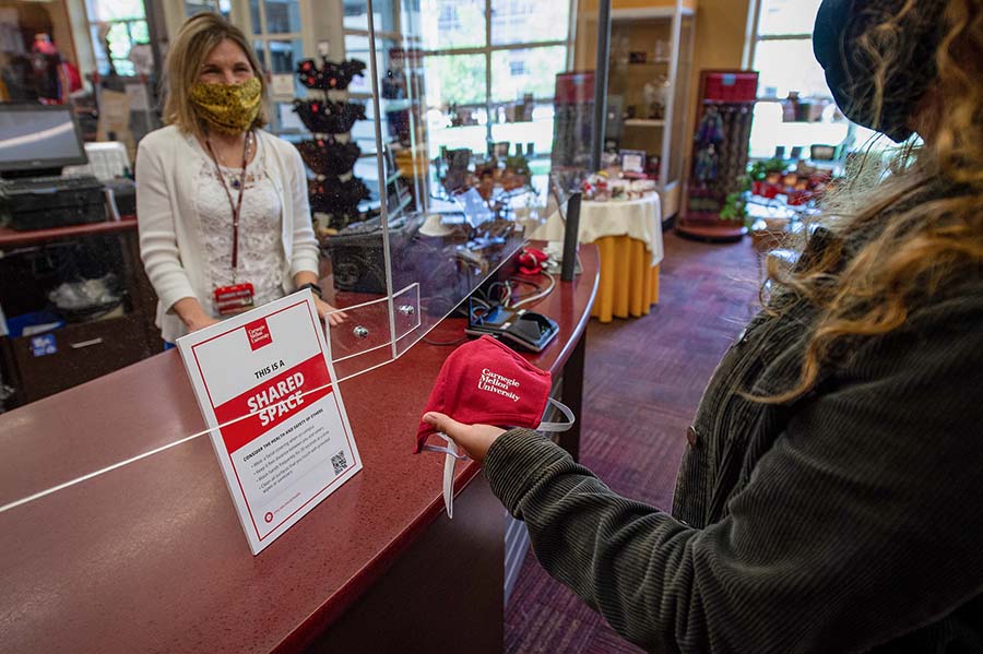 staff-bookstore-photo_900-min.jpg