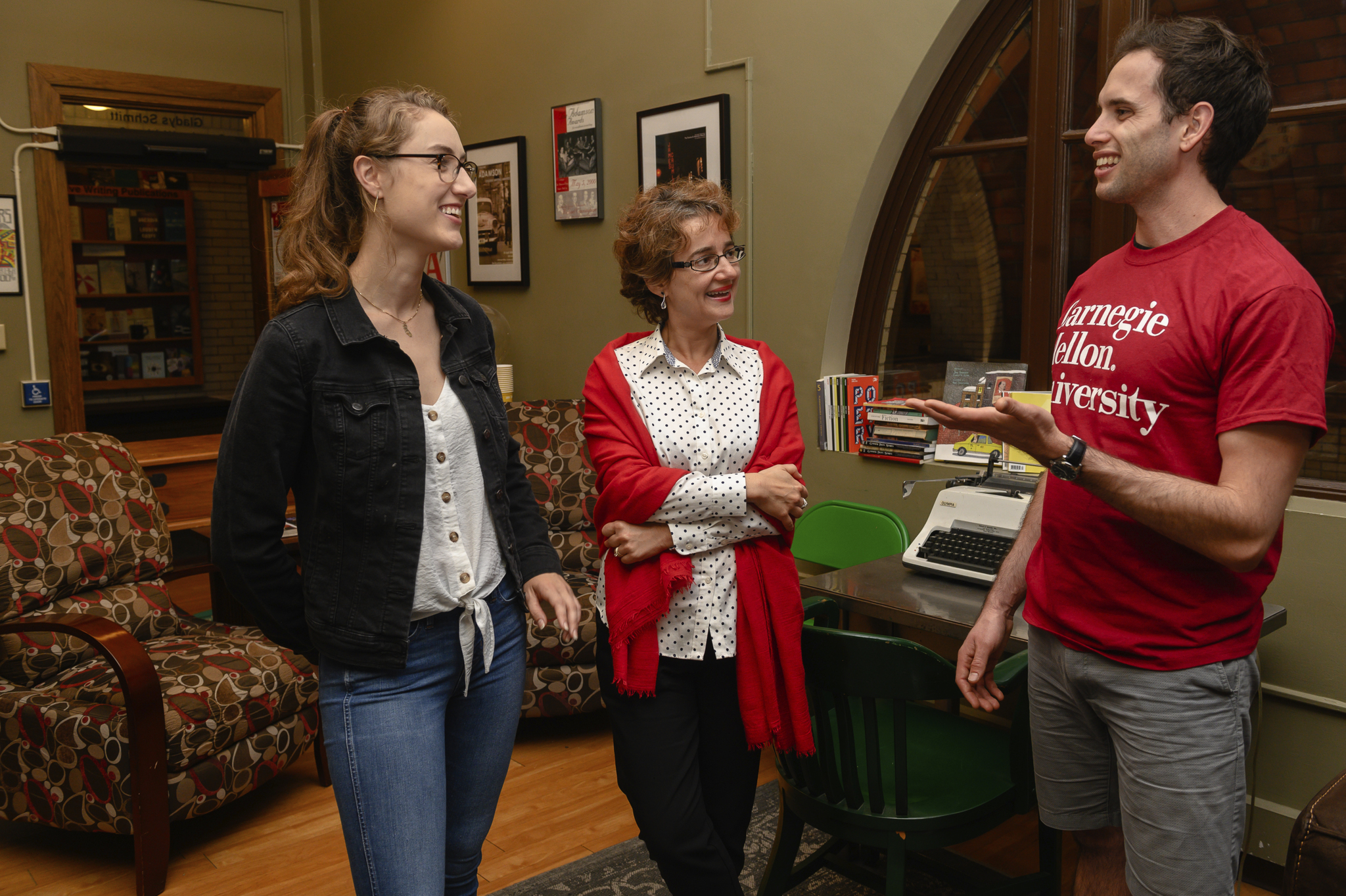 English head Andreea Ritivoi with two English students.