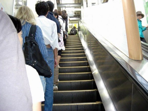 http://yourjapanjourney.com/rules-that-you-should-never-break-train-etiquettes-in-japan/japanese-escalator-etique-2/