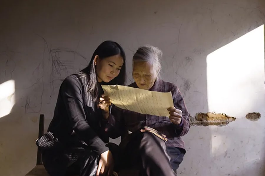 Hu Xin and He Yan read a letter. Credit: Film Still, Feng Tiebing