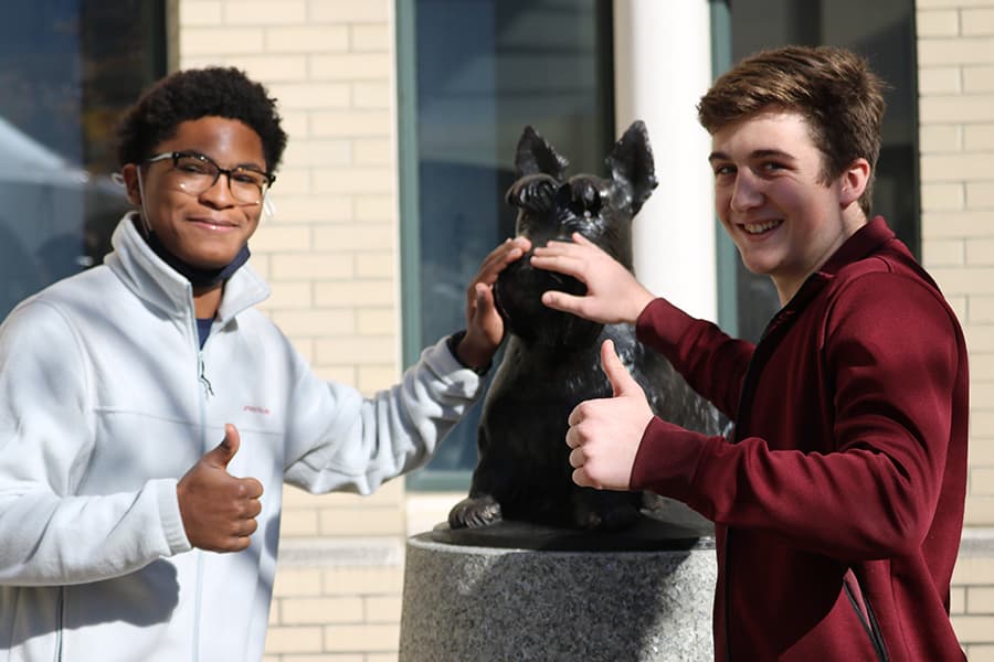 students petting scotty sculpture