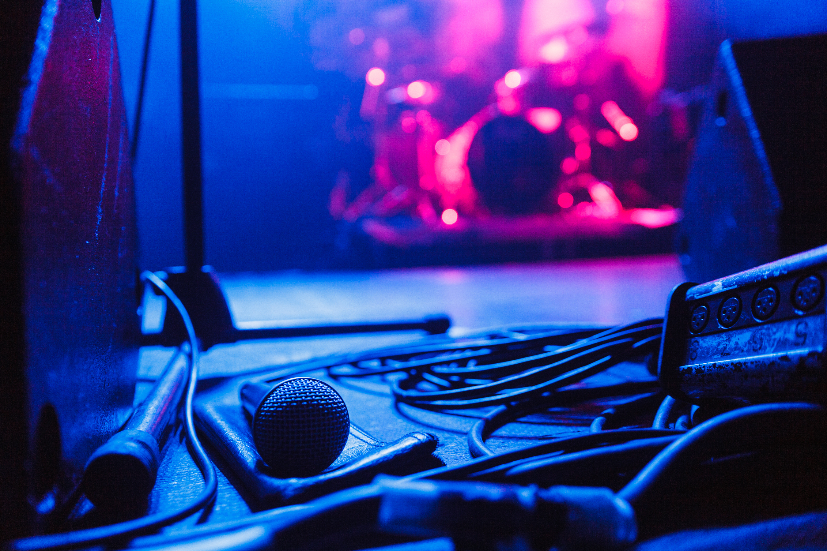 Wires and microphone at concert