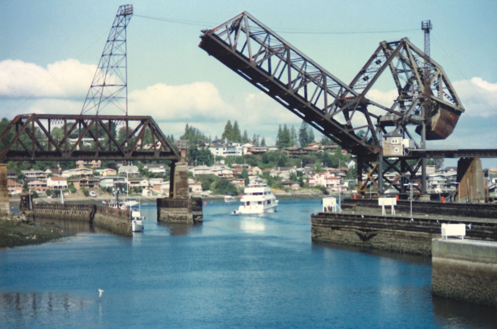 Truss bridge