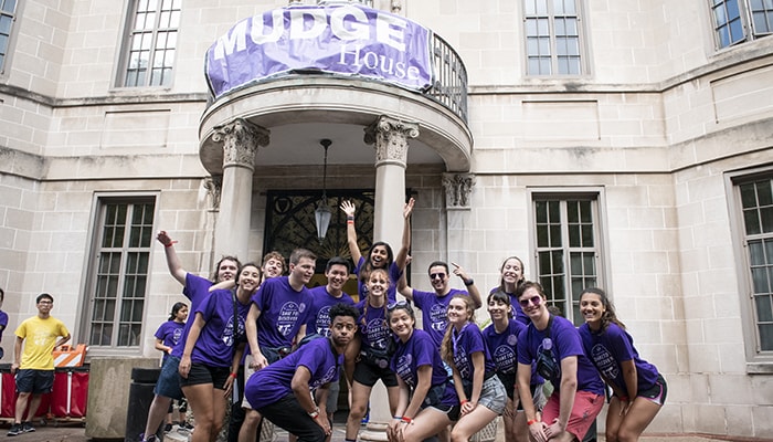 Mudge House move-in student volunteers
