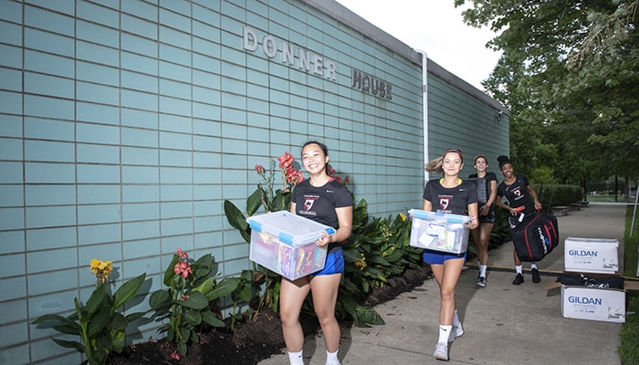 volleyball team helps first-year students move into Donner House