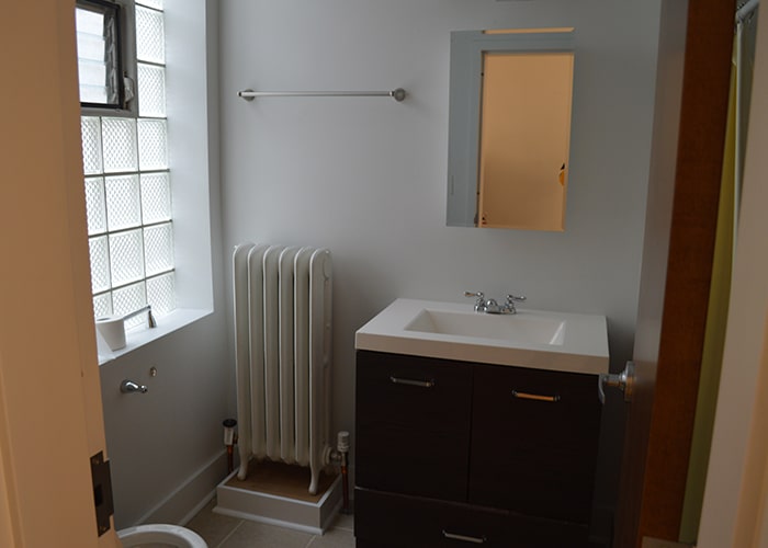 Neville Apartments Bathroom