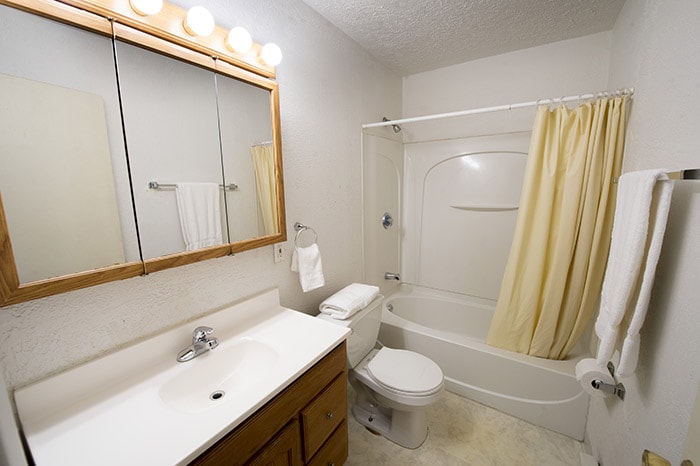 Shady Oak Apartments Bathroom