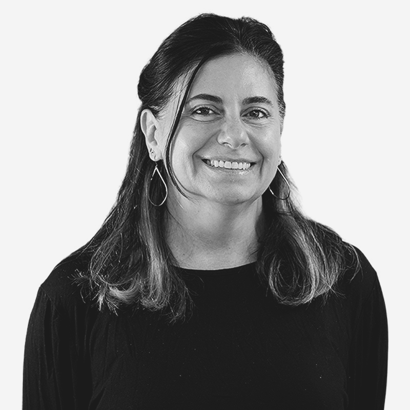 img_ellen-headshot-black-and-white-800x800-1.png