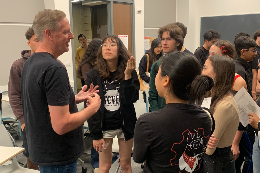 img_mark-talking-to-students-at-edie-900x600.png