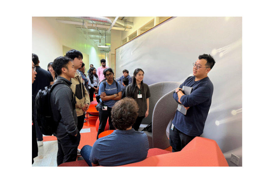 Students speaking with alumni around a table