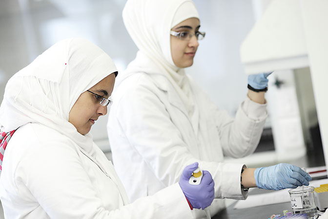 photo of outreach students in lab