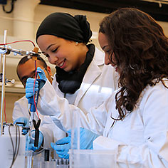 photo of Qatar students in biology lab