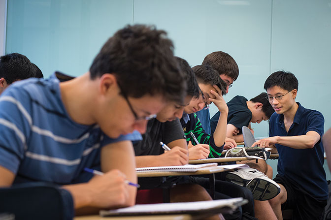 photo of Po-Shen Loh with students