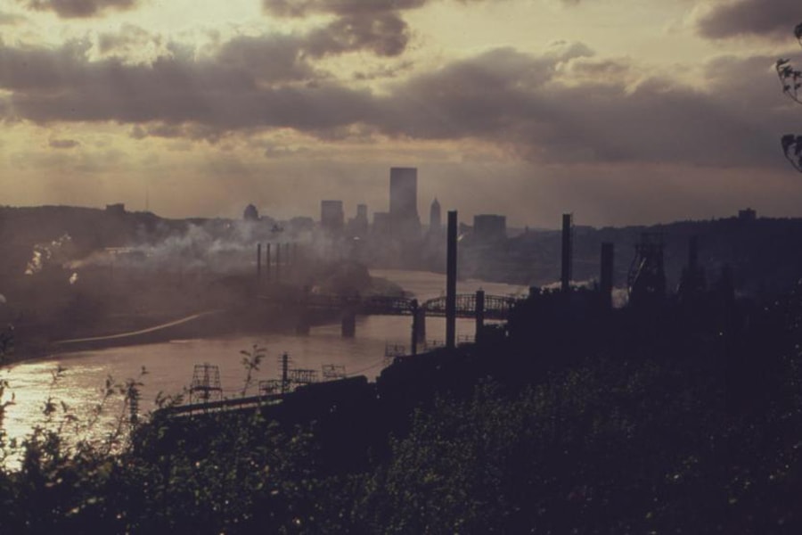 skyline photo of Pittsburgh from 1973 with smoke and pollution