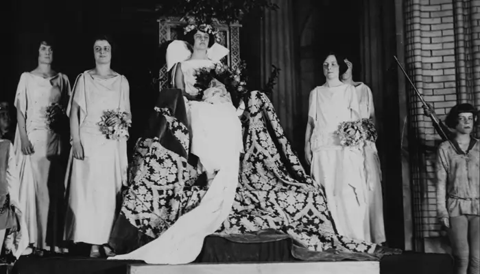 spring-carnival-1920-queen-1920x1100-min.jpg