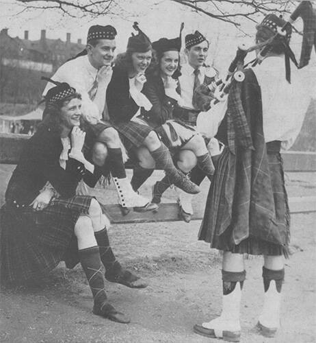 Bagpipe players on the Fence in 1947.