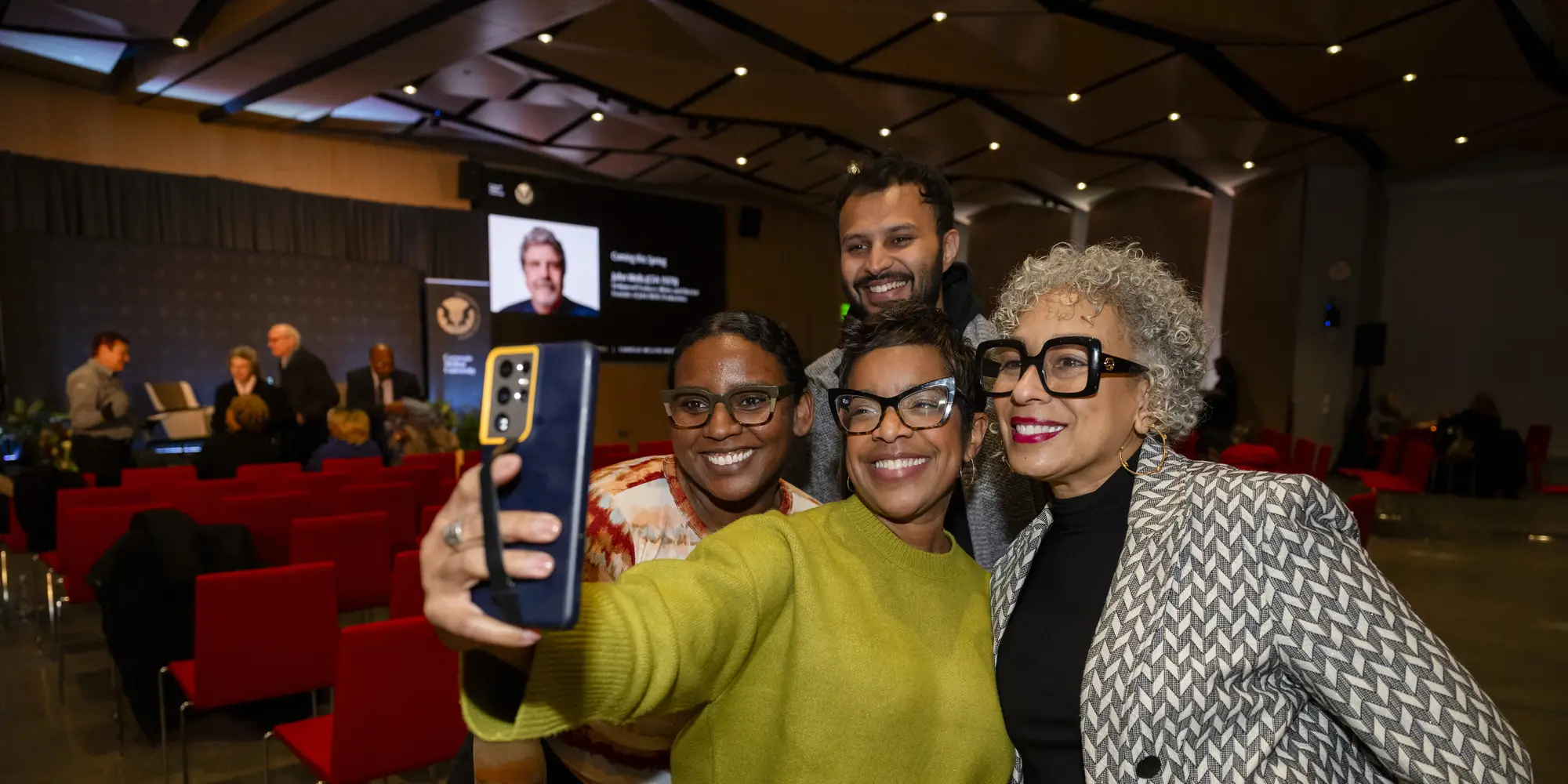 Tamara Tunie takine selfie with students