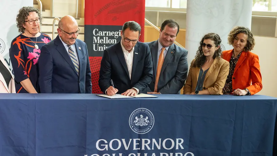 Gov. Shapiro visits Carnegie Mellon.