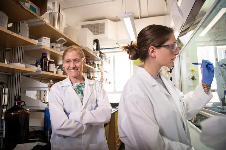 Stephanie Sydlik and undergraduate student in lab.