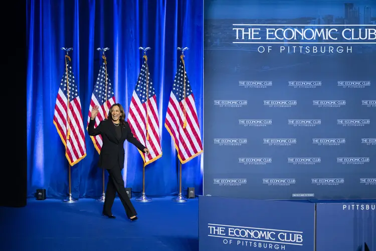Kamala Harris in front of American flags at Carnegie Mellon.