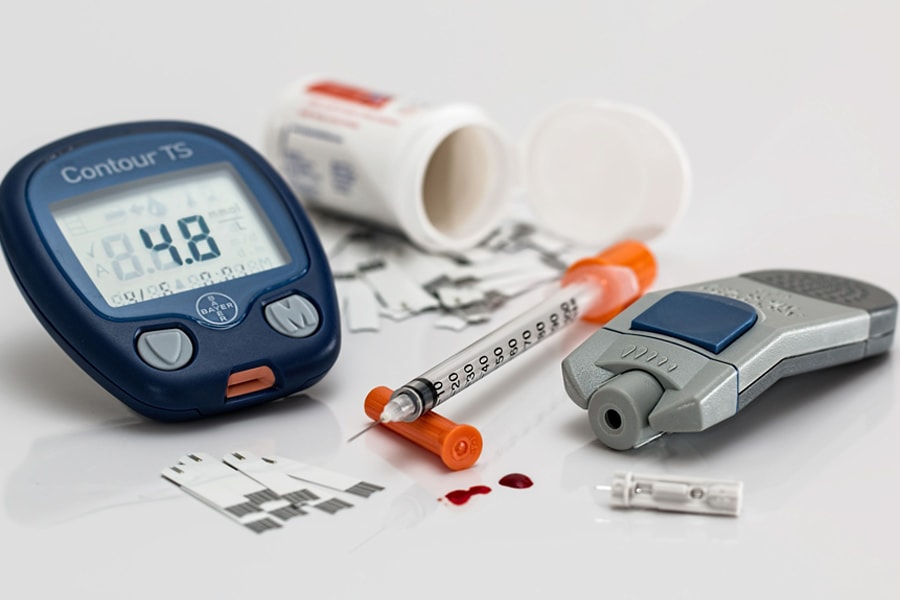 Image of supplies related to conventional diabetes treatments