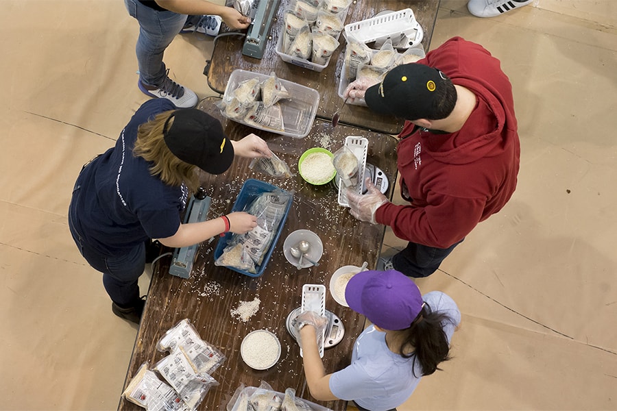 Image of people making meals at the 2016 Rise Against Hunger