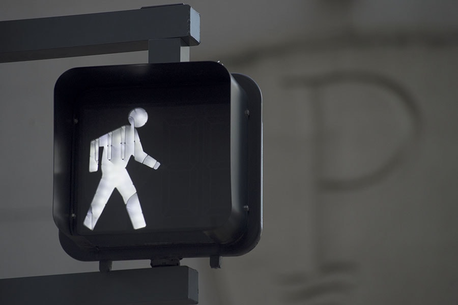 Image of a pedestrian walking sign