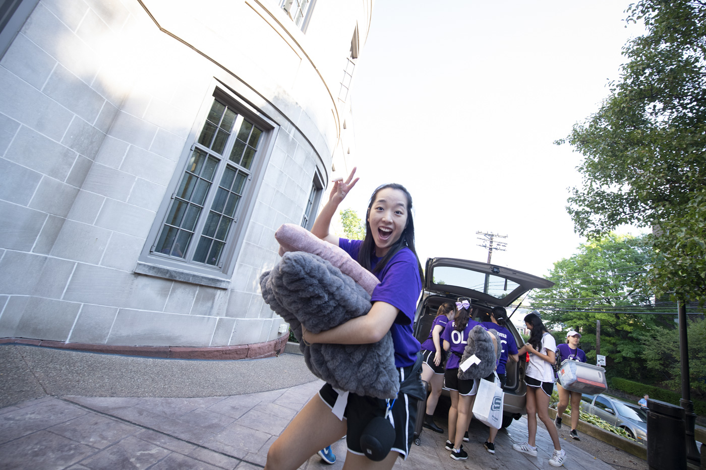 A photo of students moving onto CMU campus.